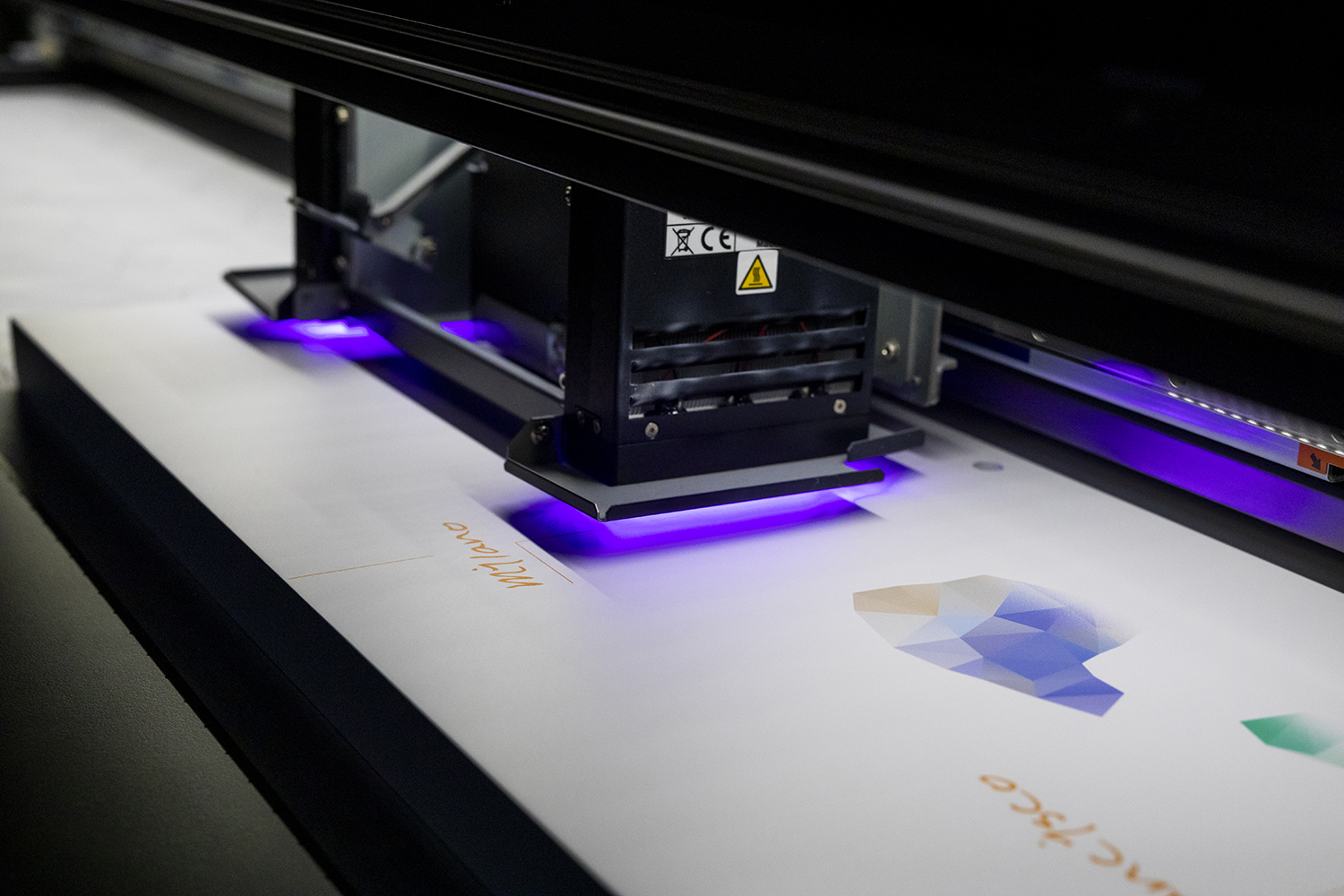 Lebendige UV-Farbdrucke und hochauflösende Details mit der Serie VersaUV S von Roland.
