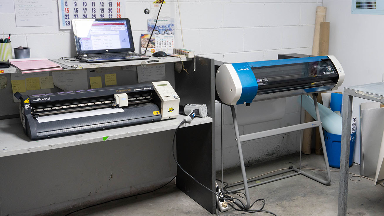 Los equipos de SColors: Plotter de corte GS-24 (izquierda) e impresora/cortadora BN-20 (derecha)