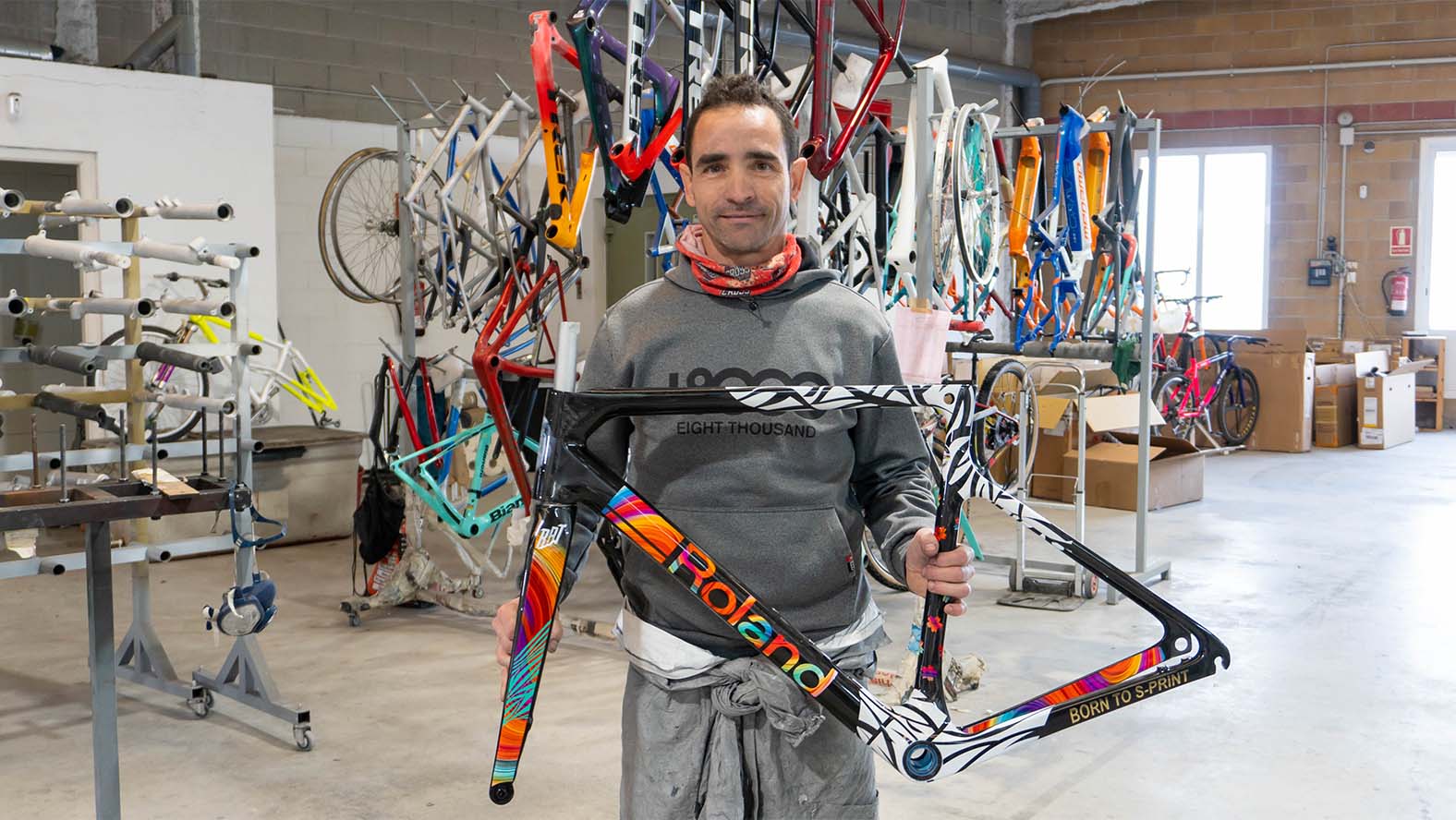 Sergio Vergel Escribano mentre mostra il telaio personalizzato di una bicicletta