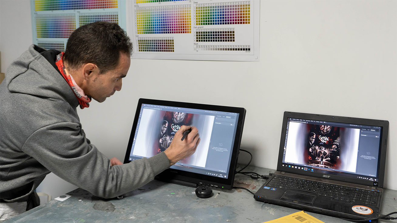 Sergio dessine sur tablette et numérise ses œuvres pour les imprimer avec la BN-20