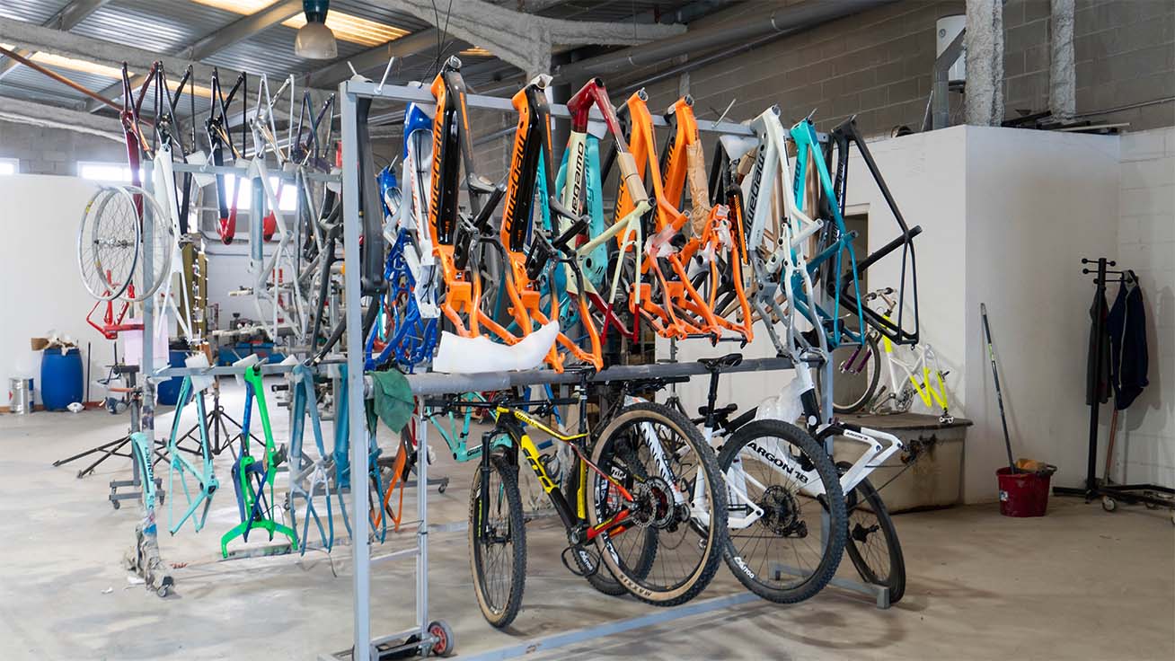 Bicicletas en el taller de SColors.