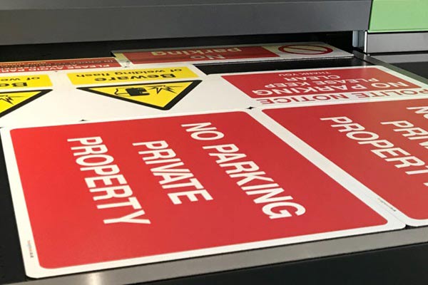 Diversas señales de advertencia en una impresora plana UV