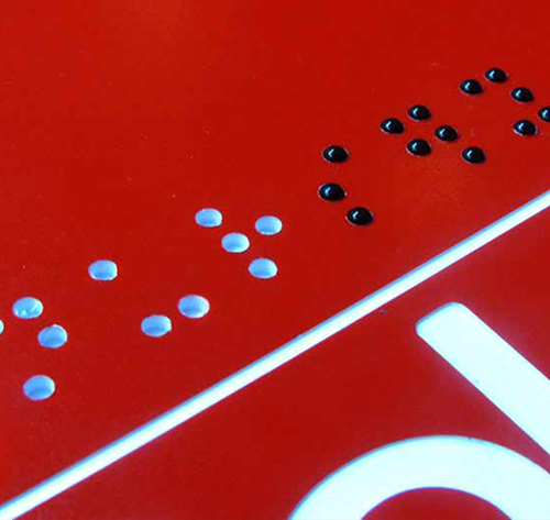 DE-3 masaüstü gravür makinesi ile basılmış Braille ve dokunarak hissedilebilen tabela