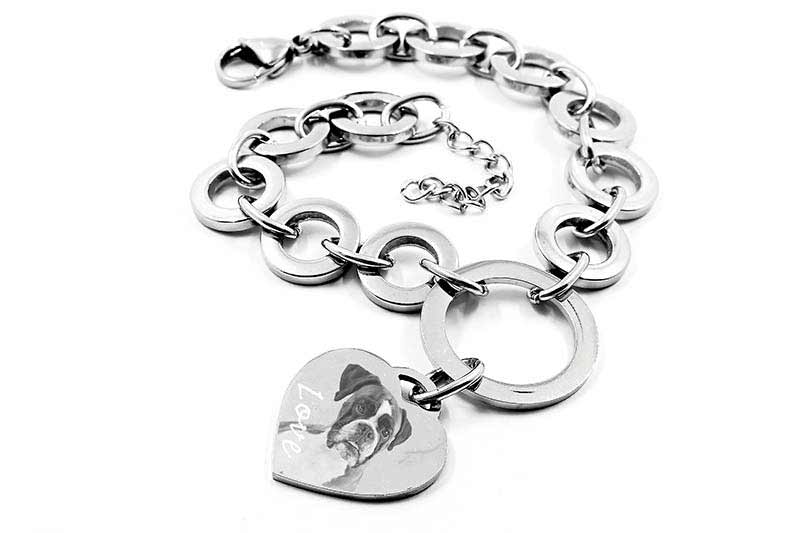 Chain pendant engrave with a metal engraving machine