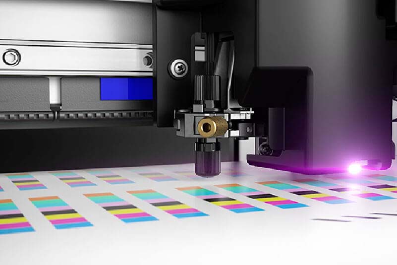 Imagem ampliada de uma impressora a calibrar automaticamente