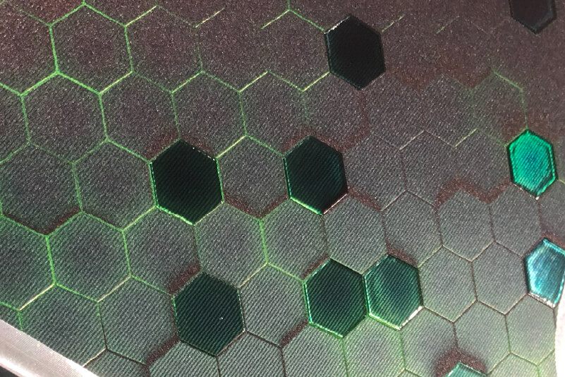 Close-up van een UV-print met glansdetails