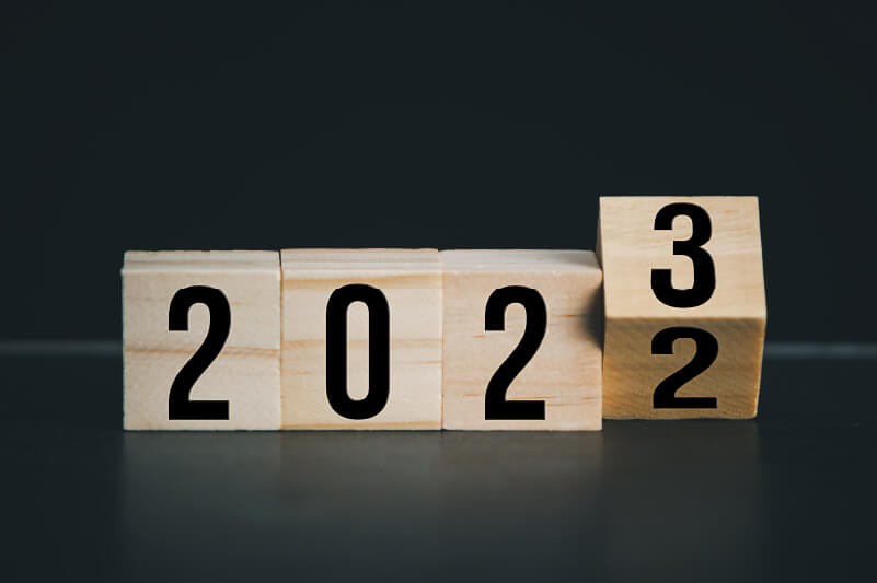 Houten blokjes die het jaar 2022 weergeven en omslaan naar het jaar 2023